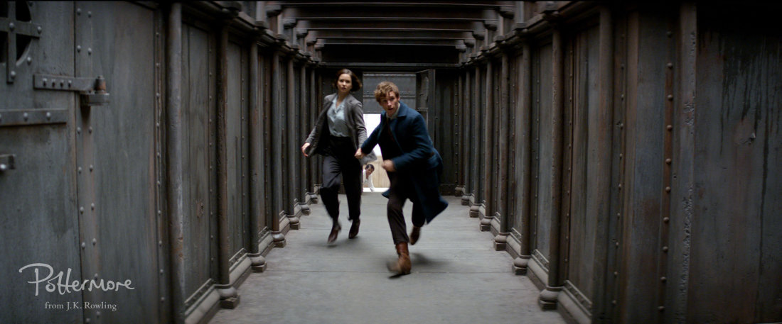 FB1_Newt_featurette_WM_Tina_and_Newt_on_the_run