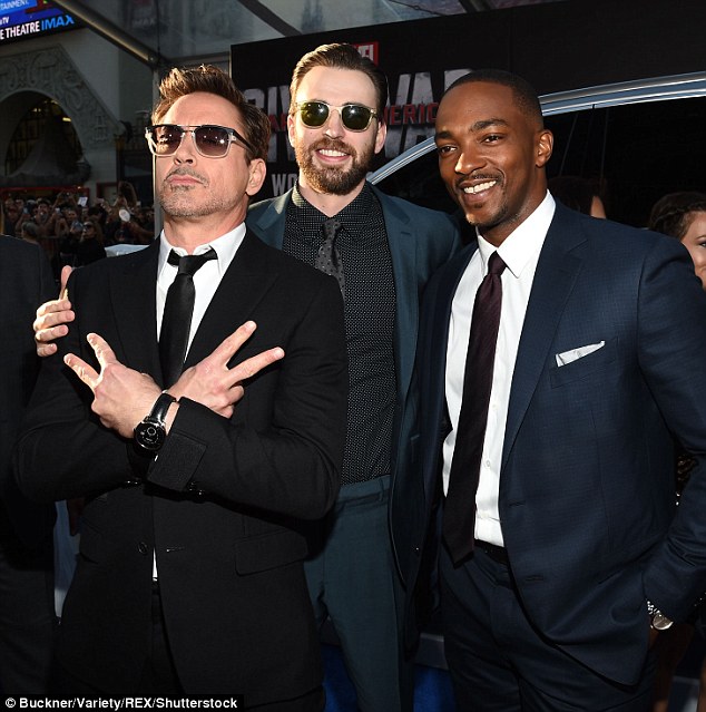 331E483600000578-3537064-Double_peace_The_Hollywood_rebel_with_Chris_Evans_and_Anthony_Ma-m-36_1460518217422