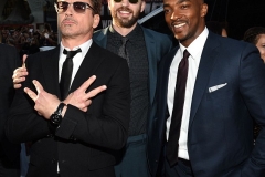 331E483600000578-3537064-Double_peace_The_Hollywood_rebel_with_Chris_Evans_and_Anthony_Ma-m-36_1460518217422